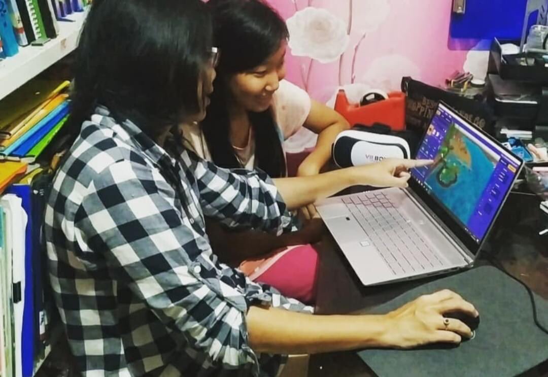 VRStationid's tweet photo. Gerakan 1000 Pionir Guru Virtual Reality Menjawab Kejenuhan Belajar Dari Rumah
https://t.co/09zbK7qLsN #vredukasi #vrpendidikan #education #vreducation #vrforgood #indonesia #gurucanggih #guruhebat #millealabs #shintavr #gurukreatif #ppbt2019 #kemenristek #kemendikbud #arvrinedu https://t.co/H2KK93ONBx