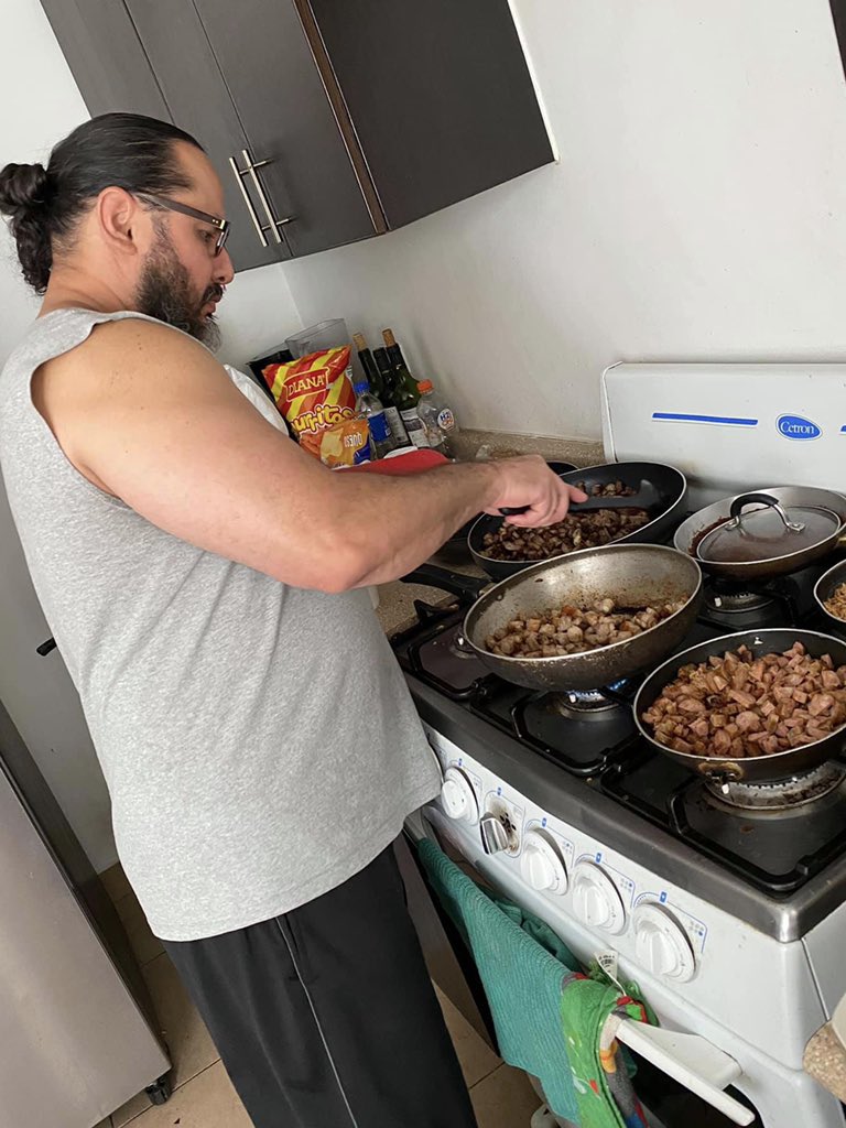 RicQC503's tweet photo. Rompiendo esquemas. Hay que cocinar, trapear con lejía el piso, desinfectar tu casa. Ningún funcionario público hará eso por vos: salvarse y protegerse del COVID19 comienza en casa. Los quiero https://t.co/oTlskdQD7m