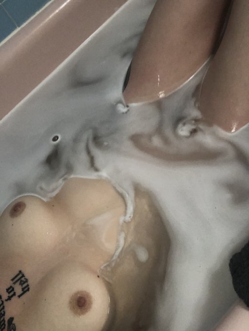 bath time ❤️ https://t.co/bLycy6UmHf