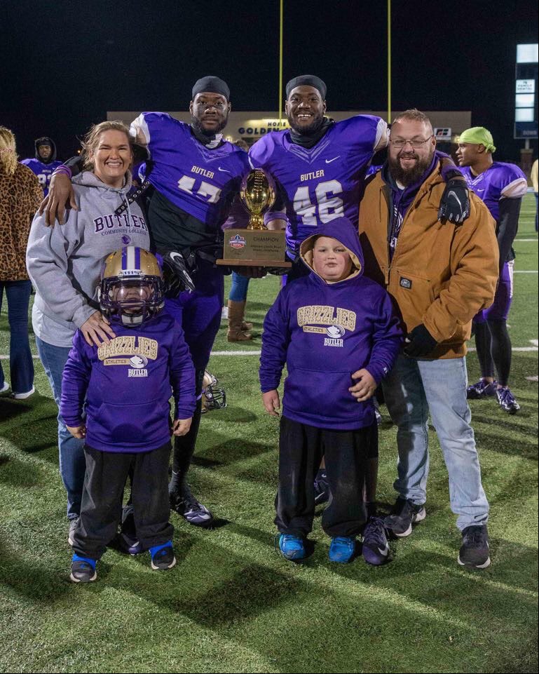 BethanyRNMommy2's tweet photo. Love this photo and the people in it so very much! Missing my twins!! 💜💜 #HostMomma #BuCoProud #2XMidwestClassicChamps @ericwil49691363 @WoodlyAppolon @WeslyFAppolon https://t.co/p2SeJKOVvc
