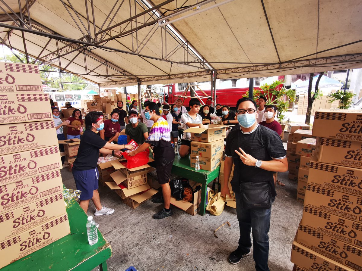 valenzuelacity's tweet photo. LOOK: Our PLV Alumni helping out today in the repacking of 12,000 #AlagangValenzuelano #NutriPacks to be redeemed tomorrow by parents of enrolled public daycare students in Valenzuela City. https://t.co/bnij7KQOtu