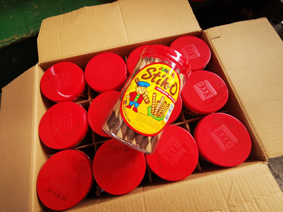 valenzuelacity's tweet photo. LOOK: Our PLV Alumni helping out today in the repacking of 12,000 #AlagangValenzuelano #NutriPacks to be redeemed tomorrow by parents of enrolled public daycare students in Valenzuela City. https://t.co/bnij7KQOtu