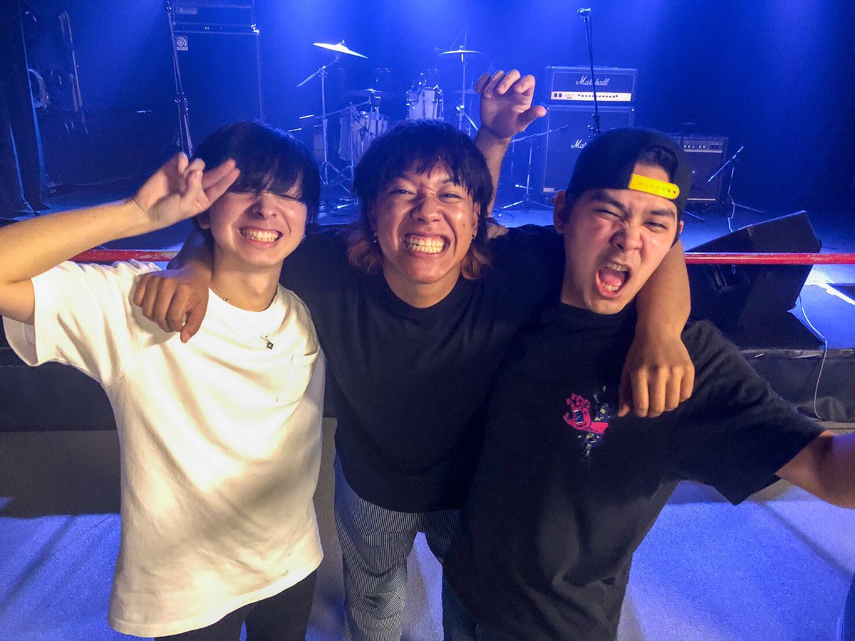 69_ysk's tweet photo. 起きて体中が痛いのも余韻の醍醐味。
3人でステージで歌うのも、円陣を組む事も、もう無いのかって実感してきた。
でもライブハウスに行けばまたみんなに会える。ひぇあふぉうで作ったもの出会った人もたくさんいる。
積み上げたものは何も崩れてないよね。
ひぇあふぉうありがとう、5年間おつかれ様。 https://t.co/IfJd8BU0Ub