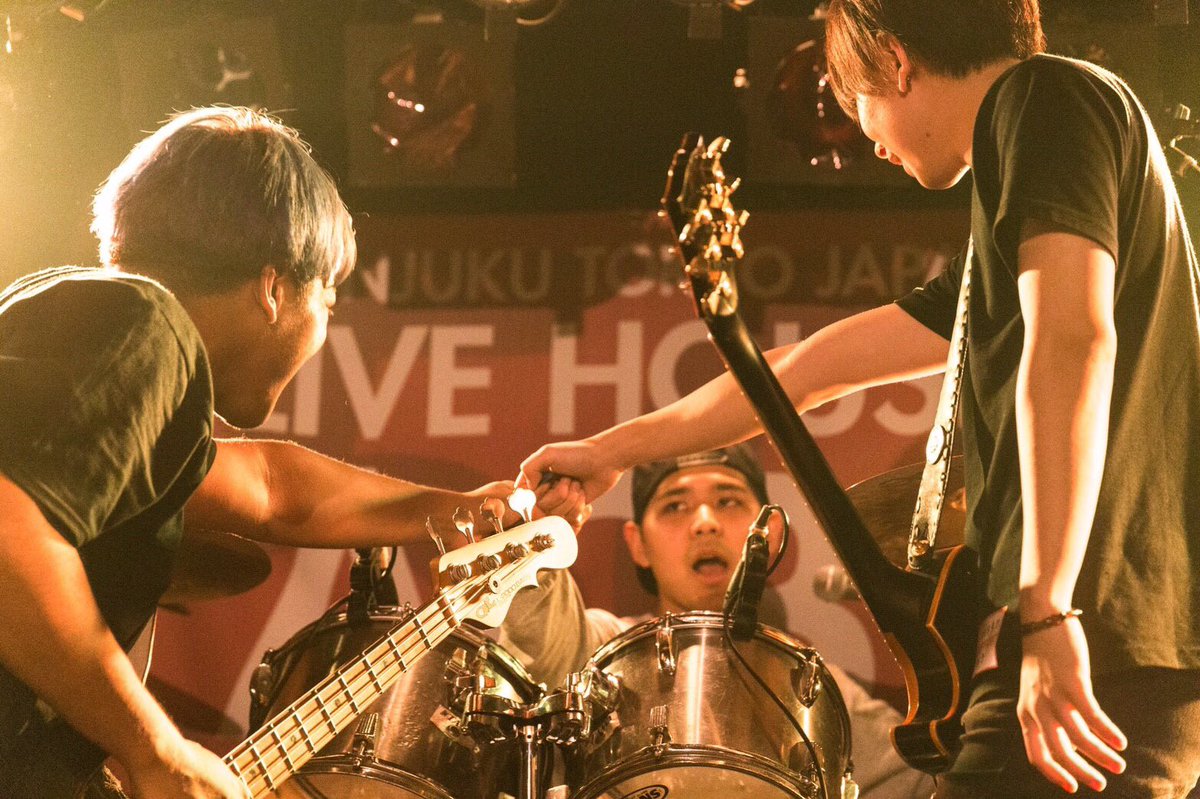 69_ysk's tweet photo. 起きて体中が痛いのも余韻の醍醐味。
3人でステージで歌うのも、円陣を組む事も、もう無いのかって実感してきた。
でもライブハウスに行けばまたみんなに会える。ひぇあふぉうで作ったもの出会った人もたくさんいる。
積み上げたものは何も崩れてないよね。
ひぇあふぉうありがとう、5年間おつかれ様。 https://t.co/IfJd8BU0Ub