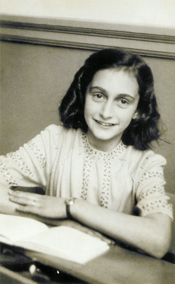 GinoBonnet's tweet photo. Ana Frank fue una niña alemana con ascendencia judía, escribió el Diario de Ana Frank, donde dejó constancia de  2 1/2 años que pasó ocultándose,  en un cuarto de 4x2 mts con su familia y 4 personas más de los nazis en Ámsterdam .  Y tu desesperado en solo 13 días #QuedateEnCasa https://t.co/3yMqKojTqZ