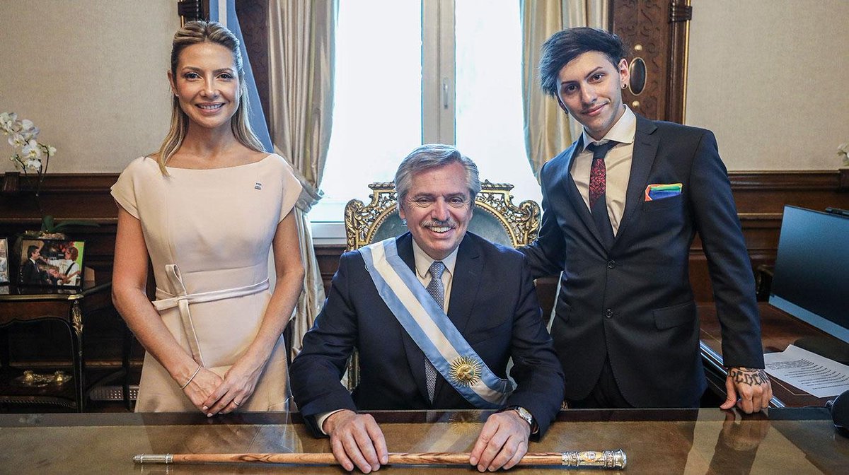 JoanSilva96's tweet photo. Amarla fuerte, en 6 horas consiguió 88 millones de pesos para la Cruz Roja.
Sos una grande Fabiola, la mejor primera dama en mucho tiempo.
#UnidosPorArgentina https://t.co/sb3zbVt4HP