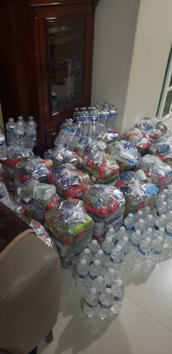 aloramarr's tweet photo. Plebes, mis papás y yo estamos haciendo despensas para familias que perdieron sus trabajos/ingresos por la situación del Covid-19, pueden cooperar con lo que gusten, ya sea en especie o dinero. Comuníquense conmigo!
Y acuérdense  que NADA ES POQUITO.
Denle rt porfiiiii los tqm https://t.co/3Mv4qXWjEh