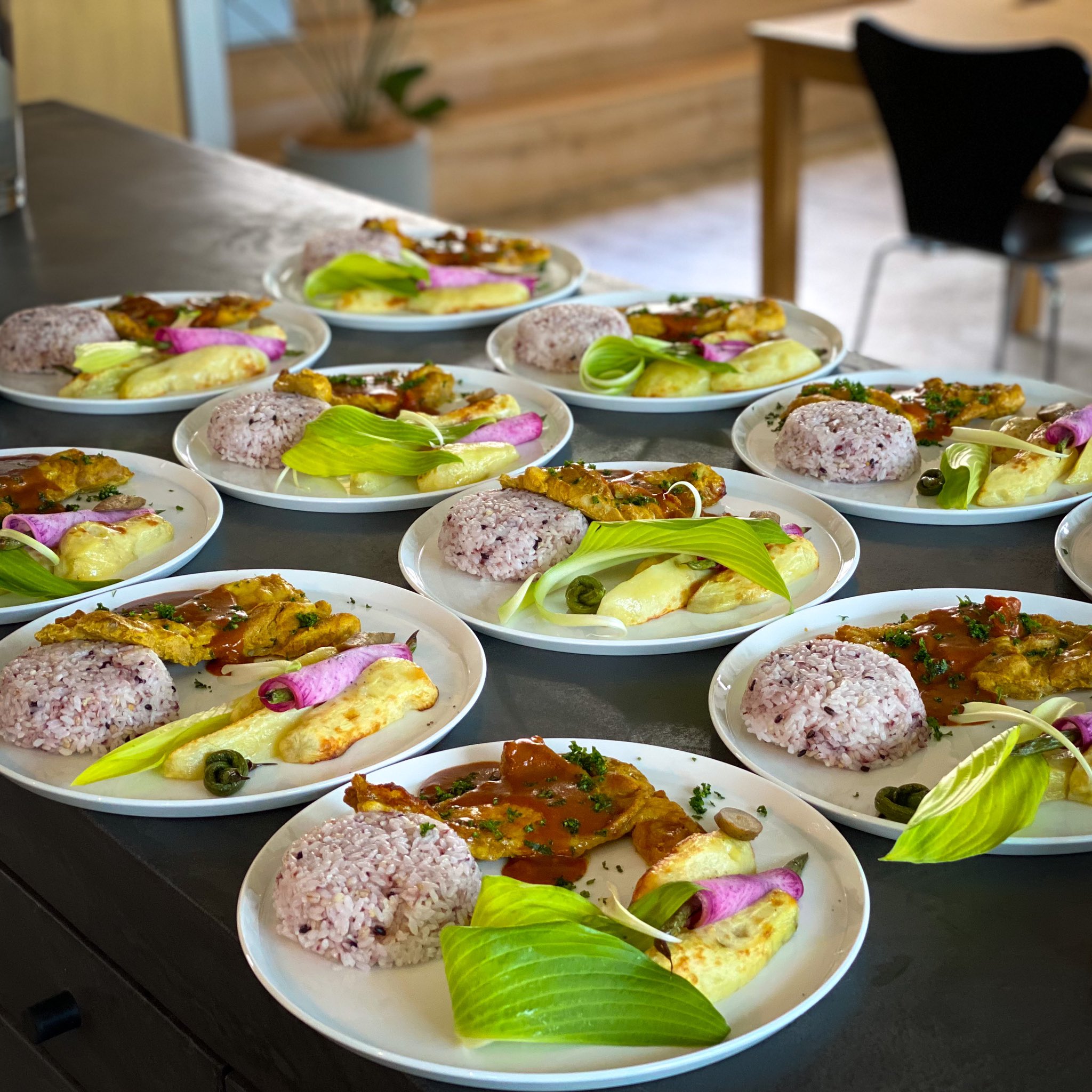 Taku Hibino Hibinosekkei 日比野設計 2343 Kidssmilelabo 日比野設計は 社員に毎日こんなランチを無料で出します 食器 食材 色彩 栄養にも拘ってる理由は 日常生活もデザインすべきだと思っているからです 日比野設計 幼児の城 ランチ 社食