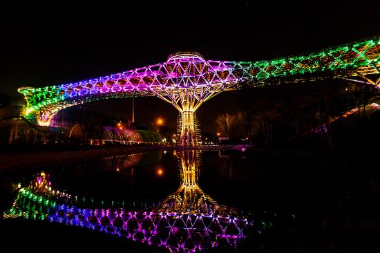 Going to another bridge tonight in my Iranian cultural heritage site thread, mainly because it's an awesome one!In Persian it's name is Pole Tabiat which means Nature Bridge. It is the largest pedestrian bridge in Tehran and it connects two parks, Taleghani Park & Abo-Atash Park.