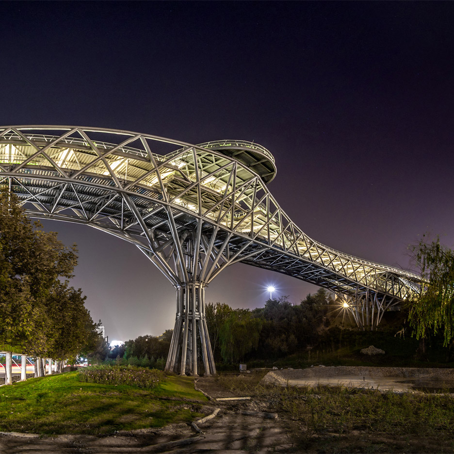 Going to another bridge tonight in my Iranian cultural heritage site thread, mainly because it's an awesome one!In Persian it's name is Pole Tabiat which means Nature Bridge. It is the largest pedestrian bridge in Tehran and it connects two parks, Taleghani Park & Abo-Atash Park.