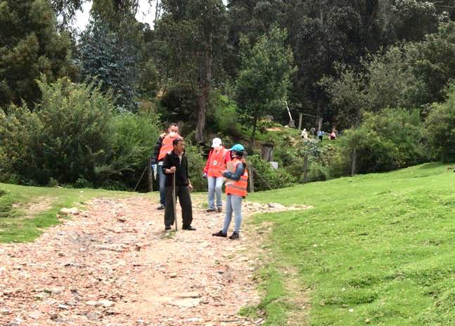 Bogota's tweet photo. La población que vive en estas ocupaciones informales en el Dorado y en la Avenida Circunvalar Via Choachí, son parte de la población más vulnerable de la ciudad que requiere de la solidaridad de todos y todas. https://t.co/53QuS2WcaN
