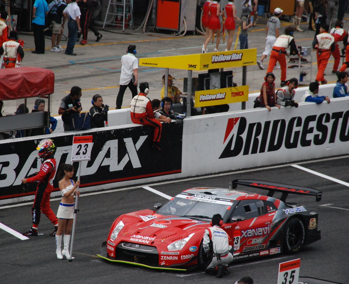 dokudempa's tweet photo. 2008年のSUPER GT.23号車がまだxanaviカラー。左にいるのがブノワ・トレルイエですね。星野さんによって覚醒された才能全開の頃。このときF1に行けていたら歴史は変わっていたと言われる。でも、のちのル・マン3勝の歴史も変わるので、うーん、ですね。
#supergt #XanaviNismoGTR #BenoitTreluyer https://t.co/VAgmYM7WN7