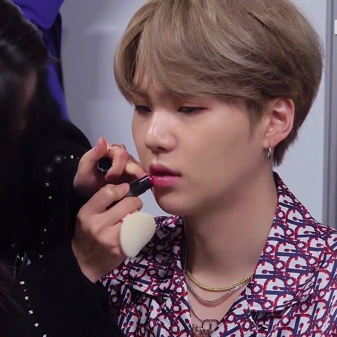 Yoongi’s doll face: a thread