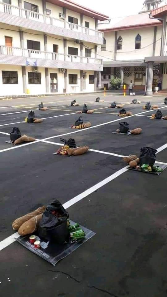 OkoyeCardinal's tweet photo. Mater Mesericodia in Port-Harcourt(a Catholic Church)is giving out yams, rice, tin tomatoes, indomie, etc to parishioners to support them during this lock-down. https://t.co/fCyBNFkE4b