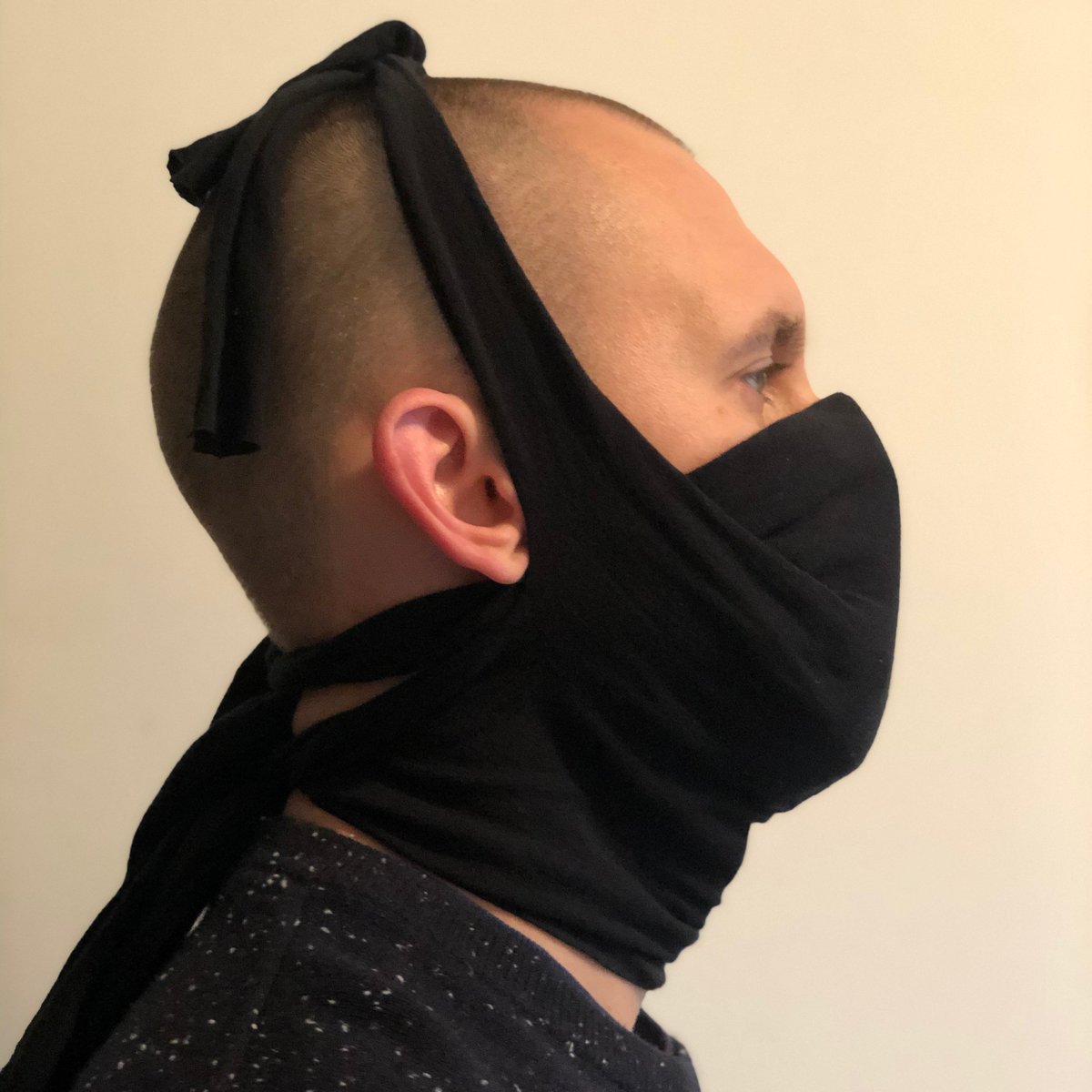 Saltyworldbabes's tweet photo. Here are instructions for a great no sew mask which can be made from a t-shirt. Pattern is from an infectious diseases journal. Fits and stays well, easy to make. Pls RT. #COVID19 #N95masks #howtomakeamask https://t.co/tHrc00uovE