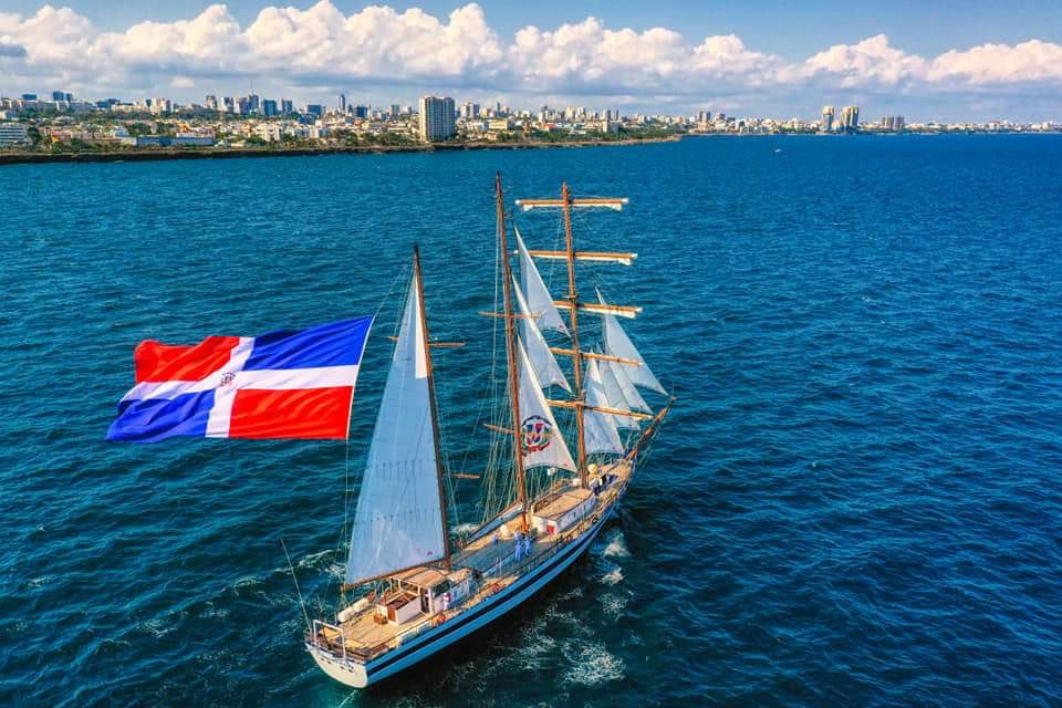 El Buque Escuela "Almirante Juan Bautista Cambiaso", <a href="/ArmadaRepDom/">Armada de República Dominicana</a> realizó navegación en litoral de #SantoDomingo en solidaridad, momentos en que enfrentamos el #Covid19 Llevando el mensaje de <a href="/mdefensard/">MinisterioDefensaRD</a> <a href="/policiard/">Policía Nacional República Dominicana</a> y autoridades de #RD que trabajamos para superar esta situación.