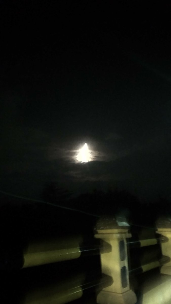 r_bimaaa's tweet photo. foto ini saya ambil di jembatan prambanan madiun #fenomena #alam #hukumalam #bulan #onthespot #penampakan #segitiga #fenomenalam https://t.co/brUWgmqI5Q