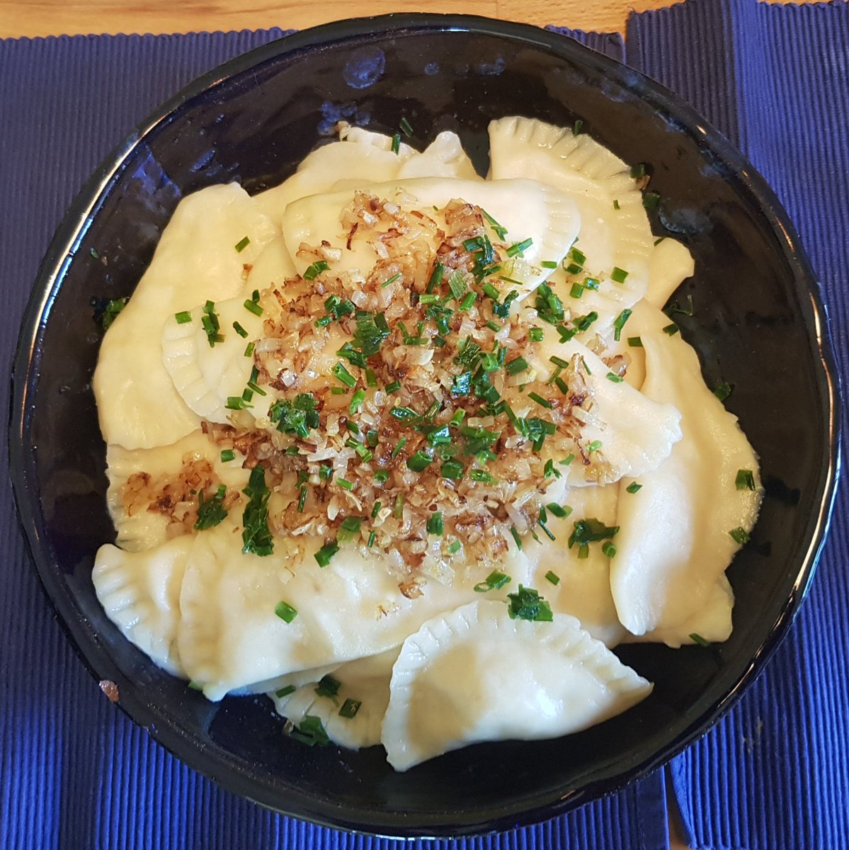 terojaslara's tweet photo. @patriciagamarra #pirogi cortesía de mi esposo. Son como dumplings, pero polacos. Ayudé a rellenarlos, mi meta es hacer unas empanadas, por algo se empieza. https://t.co/qlprGCme95