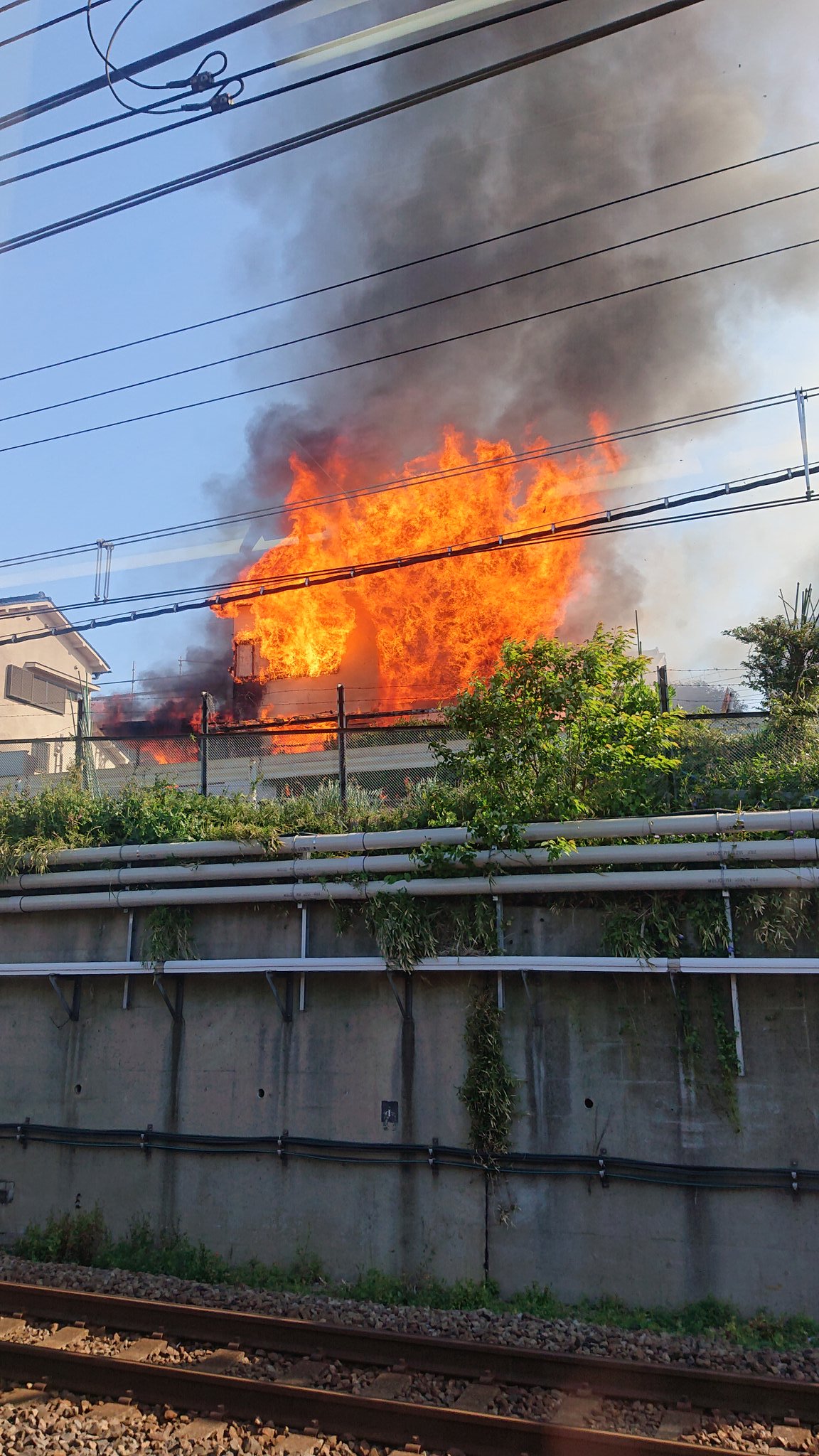 総武線沿いで沿線火災が起きている画像