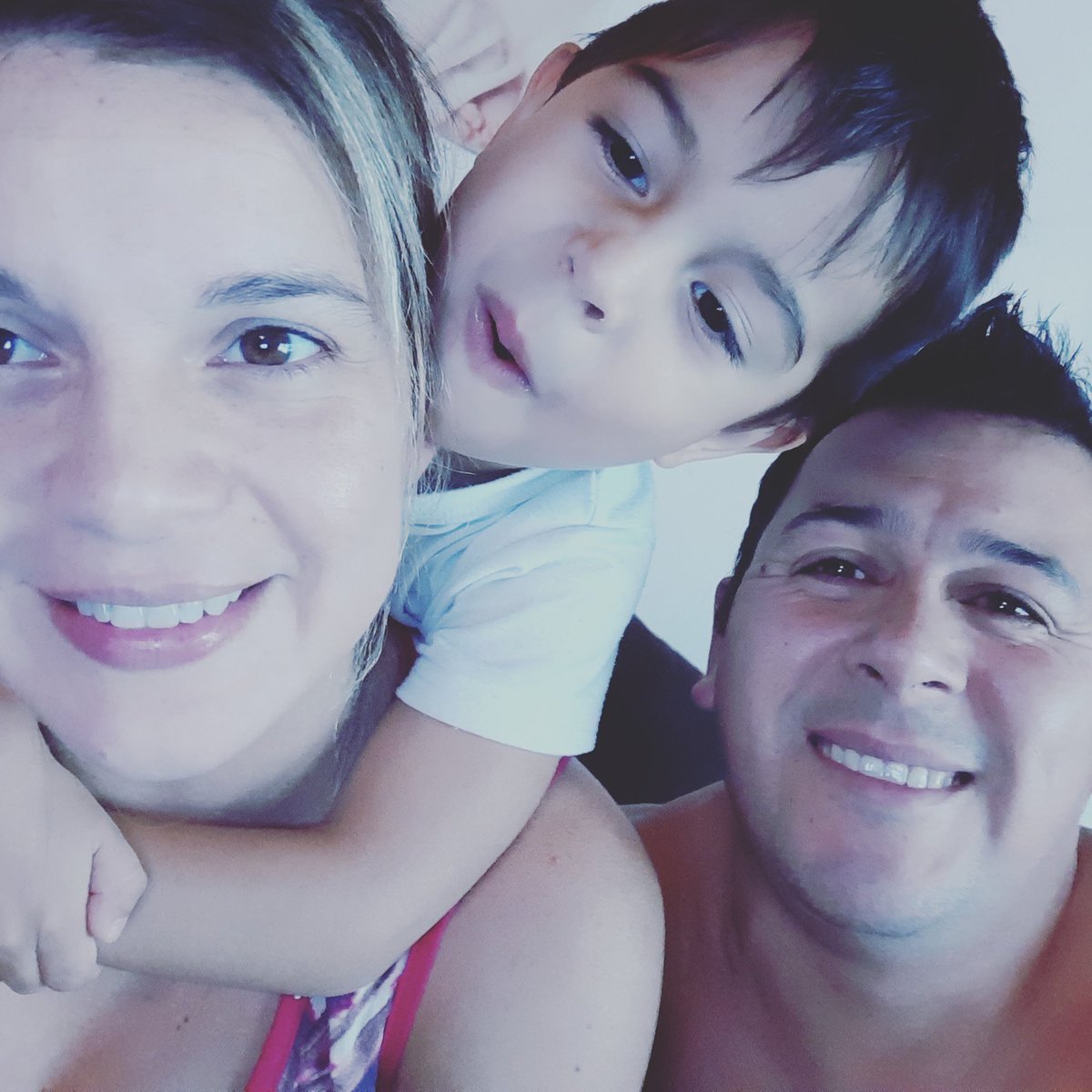 CecittaCe's tweet photo. Vamos Argentina!!! De esta salimos juntos! En familia mirando. Ceci, Homero y Pedro #UnidosPorArgentina https://t.co/f9XFJbULlP