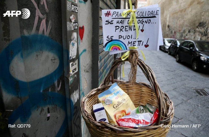 EvanKirstel's tweet photo. Angelo Picone lowers a wicker basket full of food to the ground
"If you can, put something in. If you can't, take something out" #SundayThoughts #WeAreAllInThisTogether #Italy #italystaystrong https://t.co/N1boku9GUG