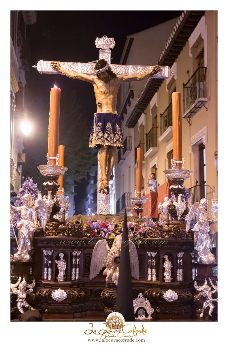 Adrian_Alza's tweet photo. No estarás en la calle, 
pero a tu ciudad siempre proteges.

No estaremos contigo,
pero en nuestro Corazón siempre estarás.

Con ansia esperamos verte sobre tu cruz de plata, como un hijo mira a su padre.

Feliz Lunes Santo Hermanos @XtodeSanAgustin 

#SagradoProtector https://t.co/1gZrRPhmGn