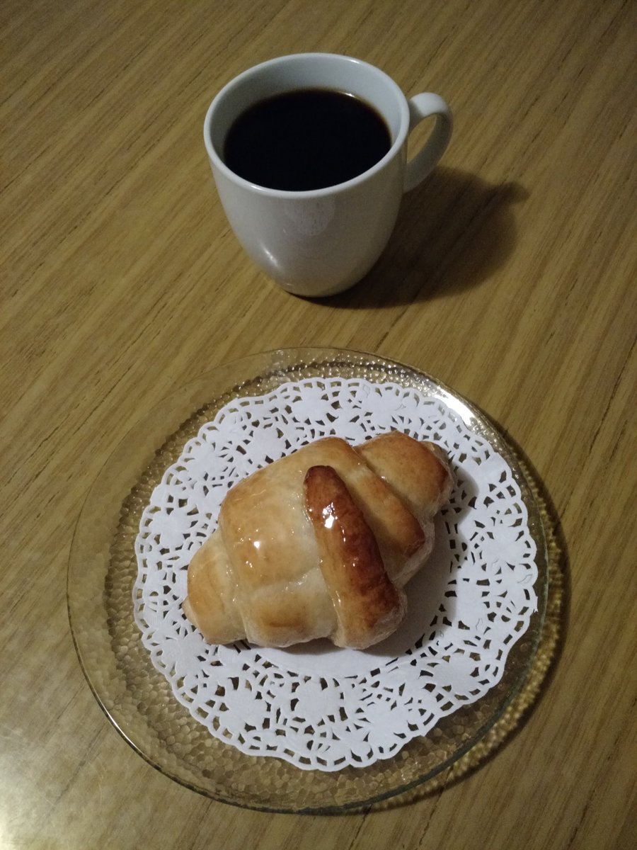 Danbatio's tweet photo. Merienda porteña con medialunas caseras de la mano de @latorro #altovicio https://t.co/sCQtOMZlti