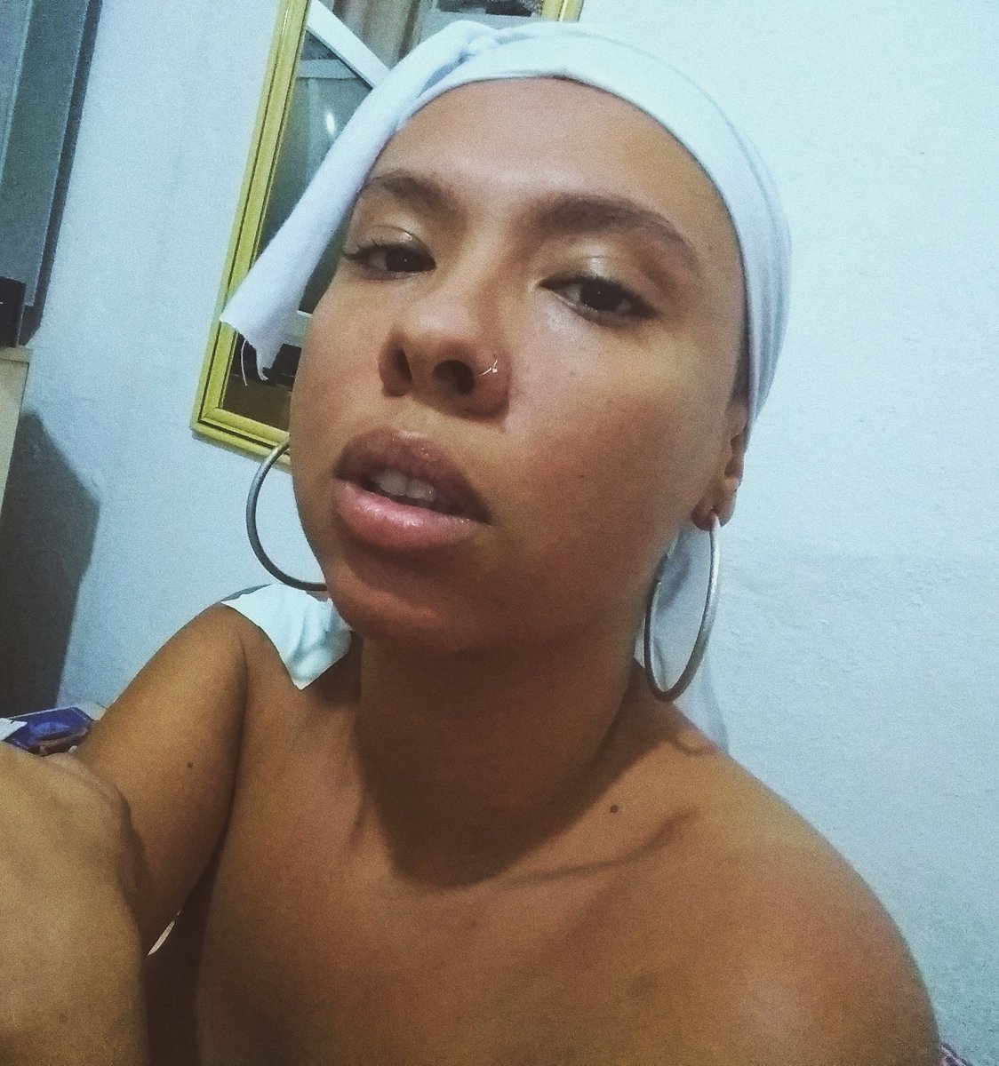 naiadeepronto's tweet photo. Quarentena dia 28.450: fiz minha primeira durag. E costurei com o ombro doendo mesmo https://t.co/zt3DpwSmaM