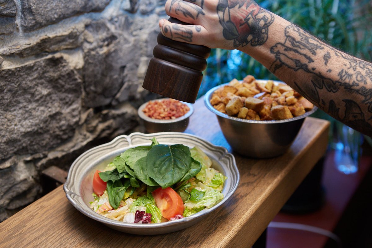 Une salade Gibbys n’est jamais complète sans bacon émietté, croûtons, et une touche de poivre 😋

Vous manquez le saveur? Procurez-vous de la vinaigrette chez nos détaillants » bit.ly/2y3LeTw

#Gibbys #Salade #Vinaigrette