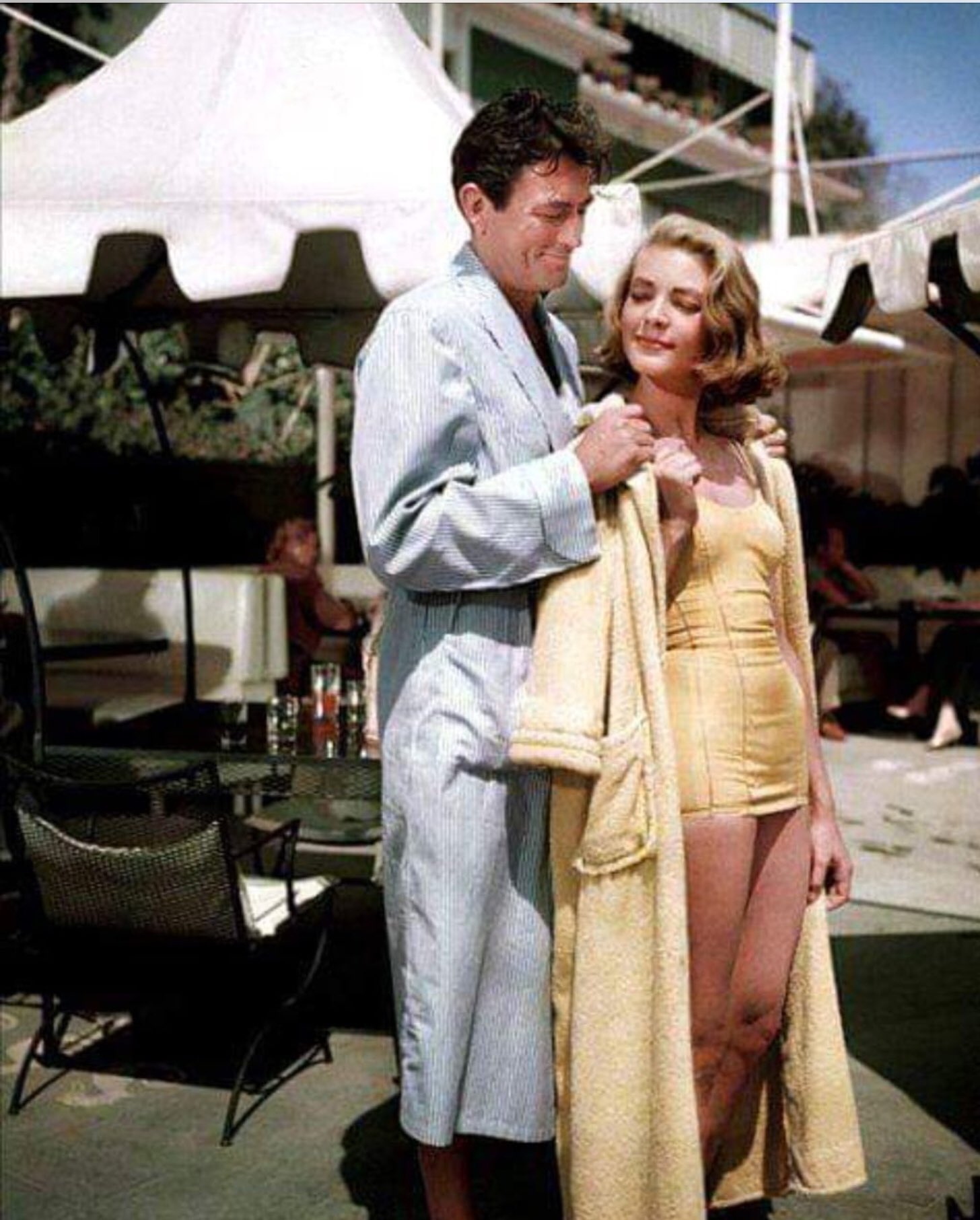 Channing Thomson on Twitter: "Birthday boy Gregory Peck filming Designing  Woman with Lauren Bacall, 1957. https://t.co/iwAFQH5YuZ" / Twitter