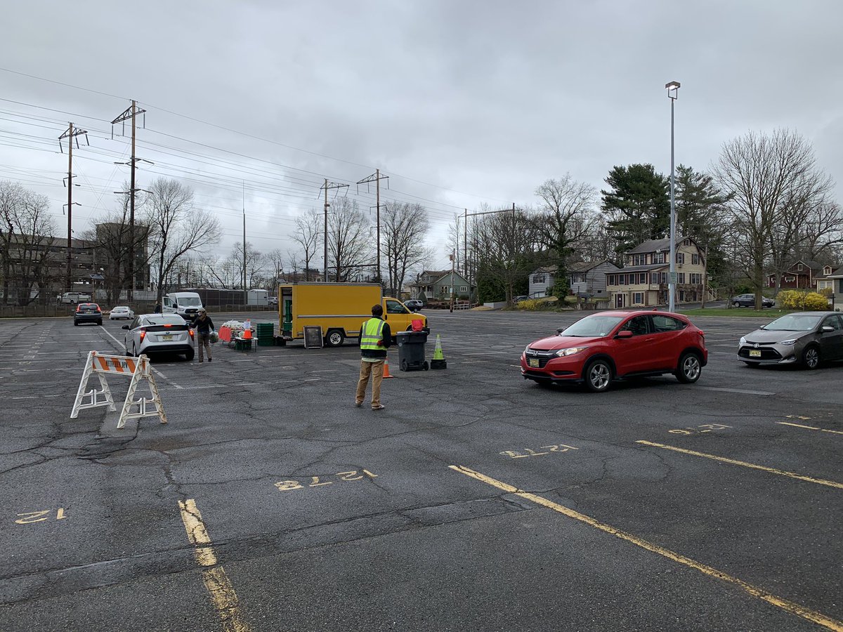 MetuchenMkt's tweet photo. First day of Market pickup! Nice, orderly and safe. Hope everybody enjoyed their #JerseyFresh produce. #OneMetuchen #MetuchenMkt https://t.co/Tca2t30vLC