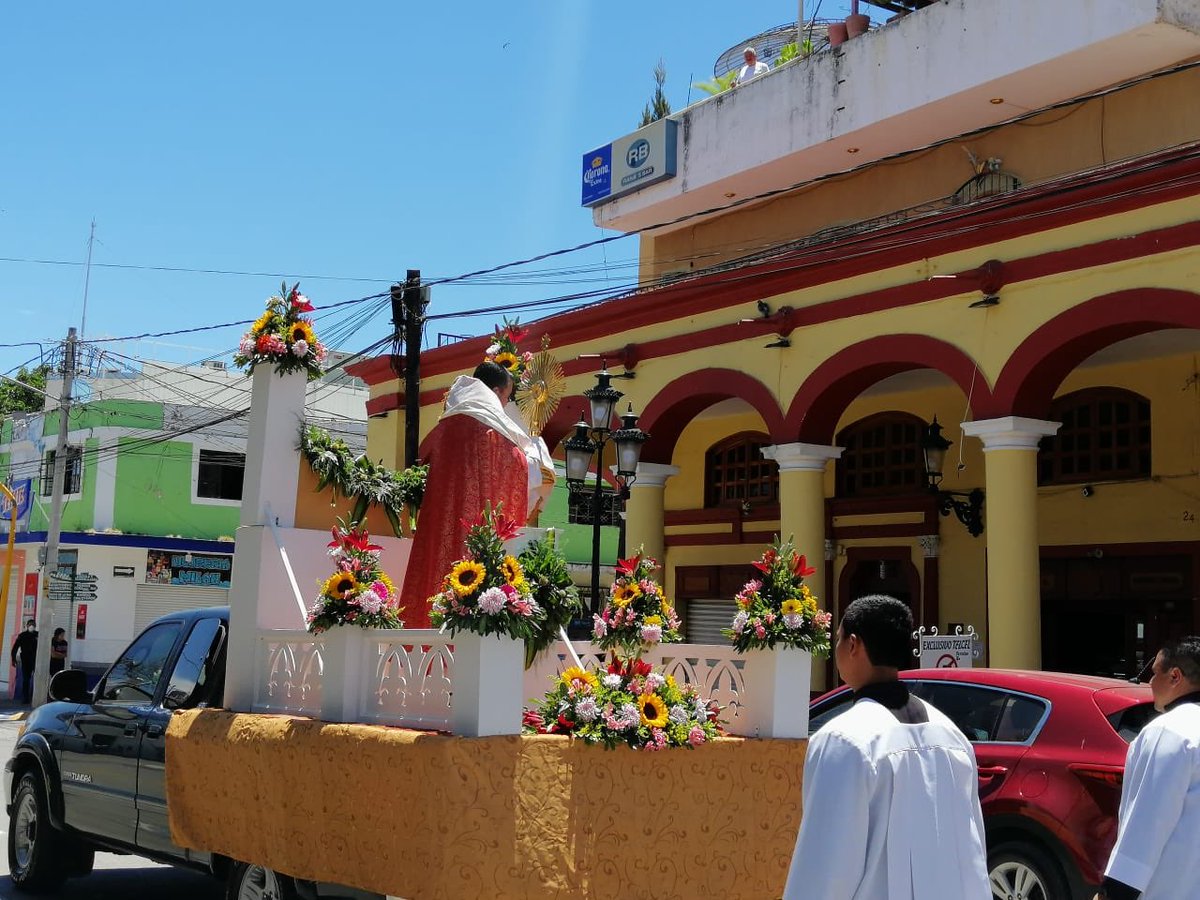 PadreOctavio's tweet photo. Una de las fotos que tomaron hoy en la procesión con el Santísimo. De hecho son varias.
Lo que hace Dios siempre es maravilloso... estamos bendecidos hermanos🙏🙏🙏🙏🙏 sin palabras. https://t.co/84g8IAowqV