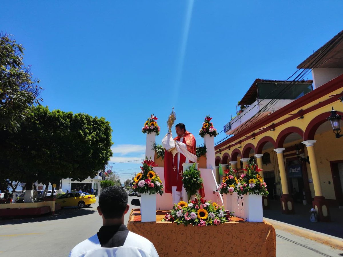 PadreOctavio's tweet photo. Una de las fotos que tomaron hoy en la procesión con el Santísimo. De hecho son varias.
Lo que hace Dios siempre es maravilloso... estamos bendecidos hermanos🙏🙏🙏🙏🙏 sin palabras. https://t.co/84g8IAowqV