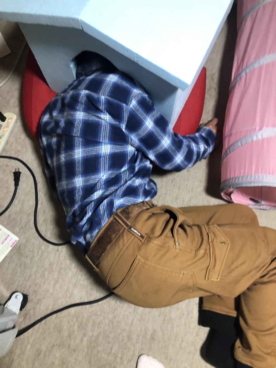 ネッコのおうちに顔を突っ込んで寝てるお父さん発見。どうしてこうなったww
