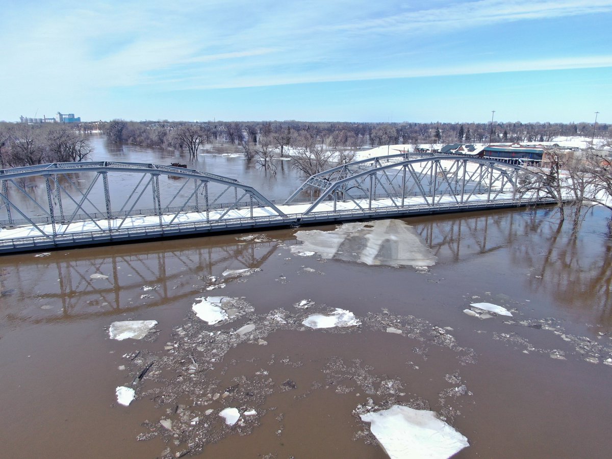NPUASTS's tweet photo. Some updates from today's flights, all taken between 10am & 3pm. Flood stage is at ~45 ft.
Pictured are the Sorlie Bridge, the Kennedy Bridge (last bridge open), the North Pedestrian Bridge, & the 1997 Flood Memorial.
#UAS #Drones #DronesSaveLives #GFisCooler #NDLegendary https://t.co/0f91CX7zb8