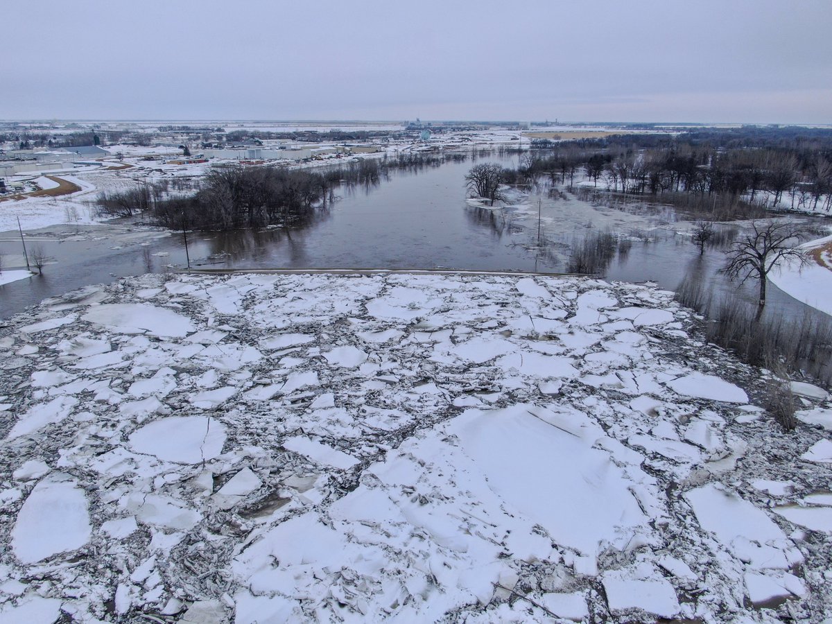 NPUASTS's tweet photo. Some updates from today's flights, all taken between 10am & 3pm. Flood stage is at ~45 ft.
Pictured are the Sorlie Bridge, the Kennedy Bridge (last bridge open), the North Pedestrian Bridge, & the 1997 Flood Memorial.
#UAS #Drones #DronesSaveLives #GFisCooler #NDLegendary https://t.co/0f91CX7zb8