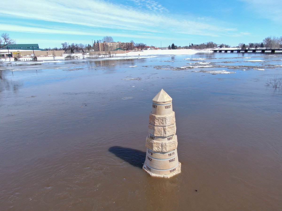 NPUASTS's tweet photo. Some updates from today's flights, all taken between 10am & 3pm. Flood stage is at ~45 ft.
Pictured are the Sorlie Bridge, the Kennedy Bridge (last bridge open), the North Pedestrian Bridge, & the 1997 Flood Memorial.
#UAS #Drones #DronesSaveLives #GFisCooler #NDLegendary https://t.co/0f91CX7zb8
