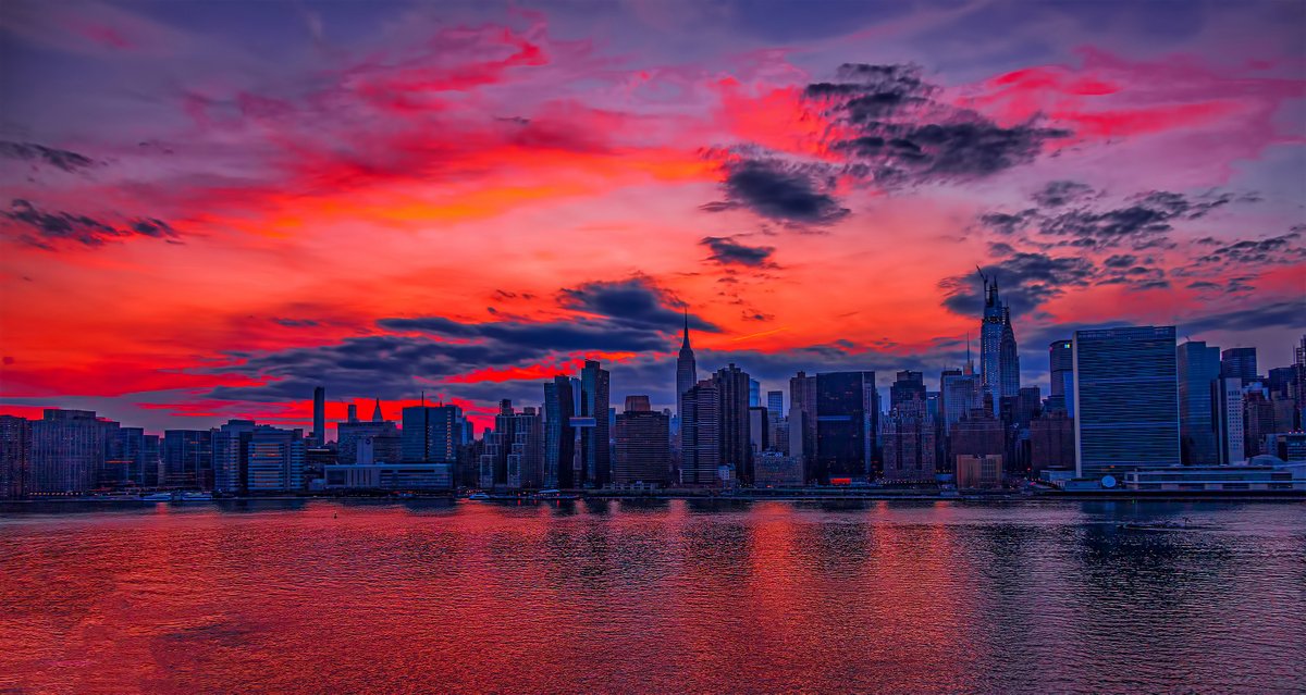 isardasorensen's tweet photo. Golden-pink sunset tonight in #NYC. #StayStrong #StaySafe https://t.co/ZbqaiWCdCK