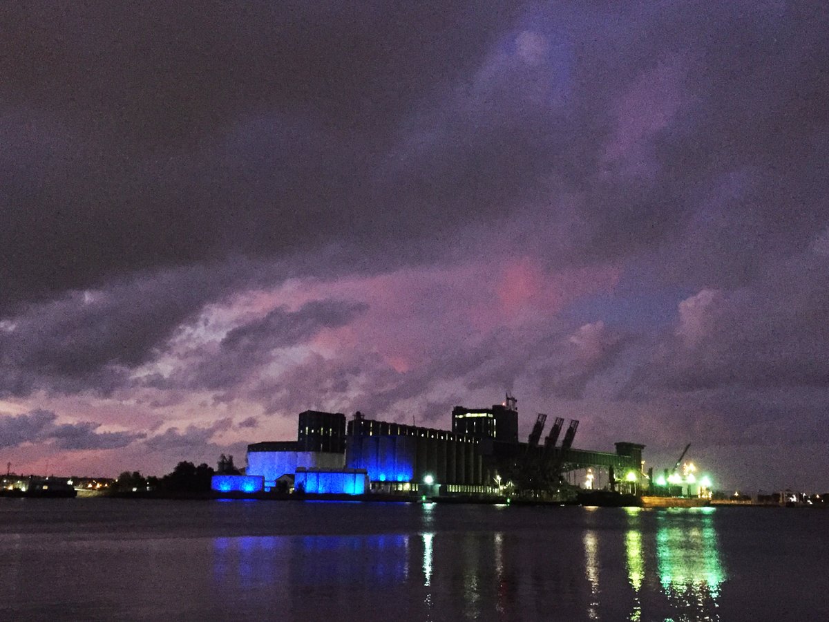 For the next two weeks, we’re lighting up our #Newcastle silos in NSW bright blue every night, to recognise our dedicated #healthcare workers across the country and the world. 

From one essential service to another... THANK YOU and stay safe!

#COVID19au #StayAtHome
