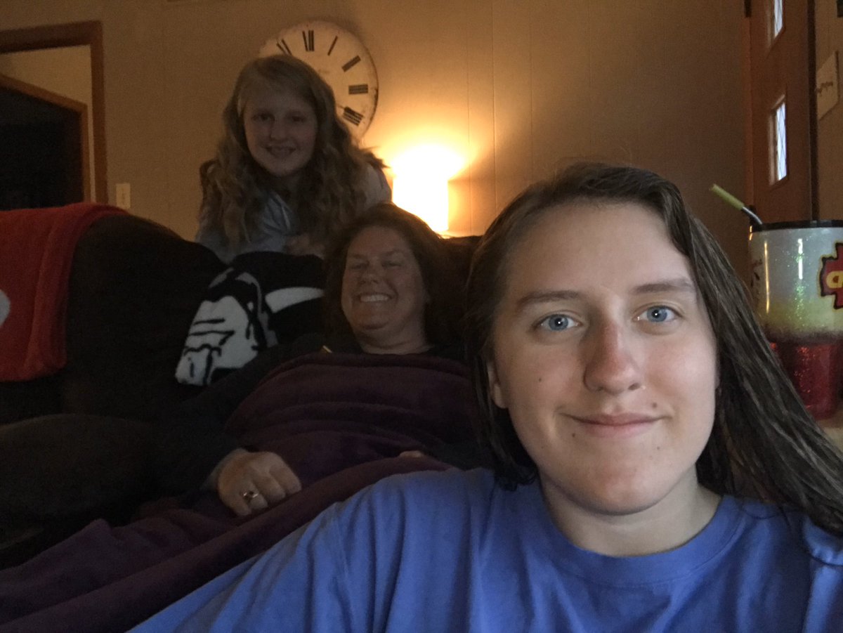 Taylor22Mann's tweet photo. My quarantine crew 💓 #Socialdistancesunday @JeffCityStuco https://t.co/mDa37SyiUF
