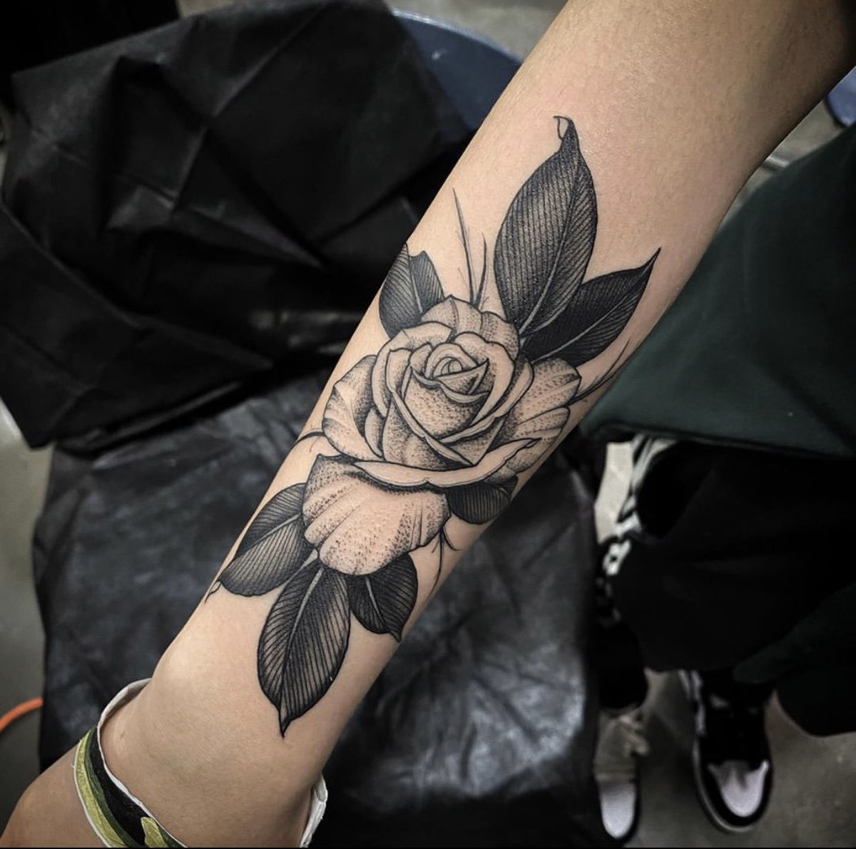 RobbiePina's tweet photo. Tattoo Giveaway!

I’m giving away a full day of tattooing! 

Rules:
-RT this.
-Follow me on here
-If you already did this and redo it, you’ll get double the entry. 
-Must be willing to come to Las Vegas

Good luck🖤 https://t.co/QJG5necklK