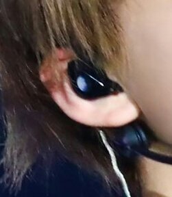 IeIesun's tweet photo. ay no me había dado cuenta q chenle en el coso q se ponen en los oídos en los conciertos tenía una rosa y la tierra miren https://t.co/3ZziKoCSji