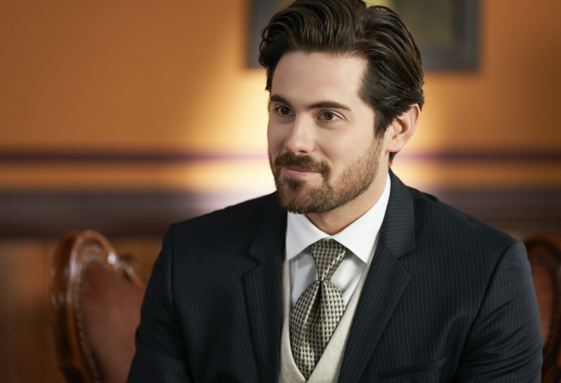 hallmarkchannel's tweet photo. Readings, a romantic picnic and macaroons! Lucas @ChrisMcNally_ is trying to make this trip memorable for Elizabeth @erinkrakow. RT if you are #TeamLucas. #Hearties https://t.co/gTd9CyrukY