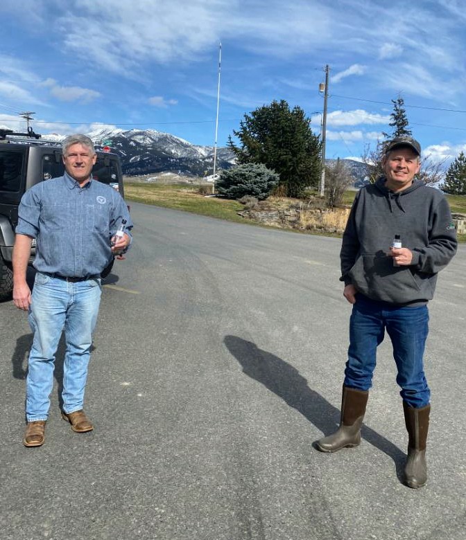 TroyDowningMT's tweet photo. Thanks to Sen. @SteveDaines for helping remove red tape allowing private business to fill the gap in combatting the #COVID19 crisis. Pub/Priv partnerships are moving the needle. Seen here with #MadeInMontana Sanitizer from WildRye Distilling. 

#6FeetApart #COVID19 #WildRye https://t.co/eXQAQ8m6Ts
