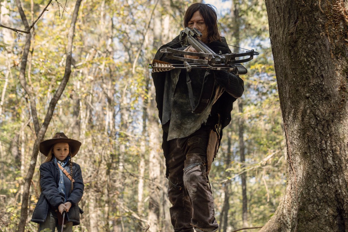 WalkingDead_AMC's tweet photo. RETWEET if you're watching a new #TWD right now. https://t.co/cFtTtUnpV6