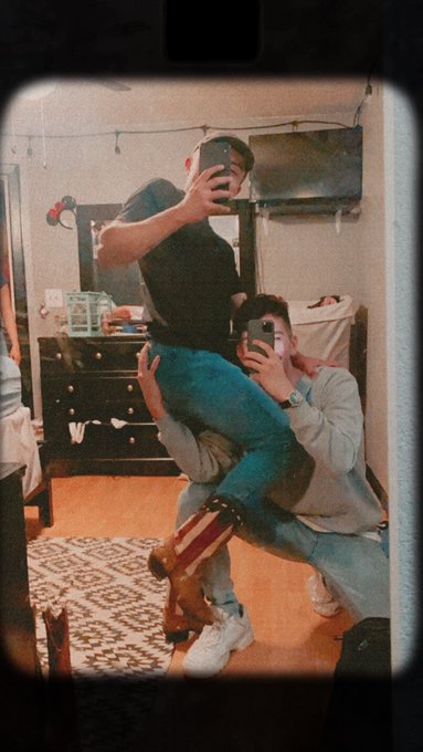 Watch that bitch's leaked NSFW photo on TwXstars