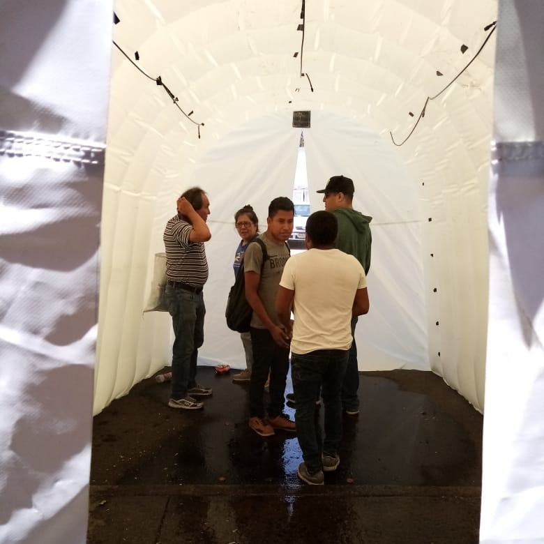 CdeAbastoCDMX's tweet photo. Para procurar que la comunidad de la Central de Abasto (comerciantes, trabajadores, compradores) realice sus actividades con mayor seguridad, hoy se instaló un túnel sanitizador en la cabecera de la nave I-J (pasillo 1). https://t.co/P2zQzNdrhj