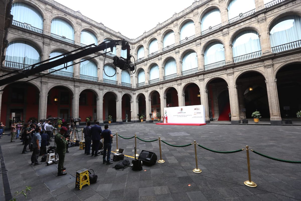 MauElizarrarasG's tweet photo. El arte de mentir y engañar hoy en el no informe y no plan #AMLOseVA
Tan grande Palacio Nacional y tan pequeño #López 👇👇 https://t.co/z6SAVL8x3r