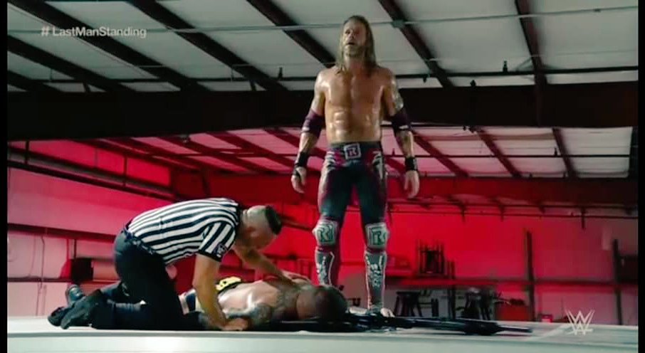 La super estrella categoría R, EDGE derrota en #LastManStanding a The viper RANDY ORTON en su regreso a #WrestleMania  #Wrestlemania36 <a href="/WWEEdgeHOF/">Adam (Edge) Copeland</a> <a href="/RandyOrton/">Randy Orton</a>