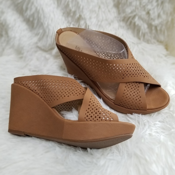 HodgesMichele's tweet photo. So good I had to share! Check out all the items I'm loving on @Poshmarkapp from @stepnconfidence #poshmark #fashion #style #shopmycloset #vaneli #solesociety: https://t.co/hhkxLPlwTq https://t.co/OJYcBlIaMo